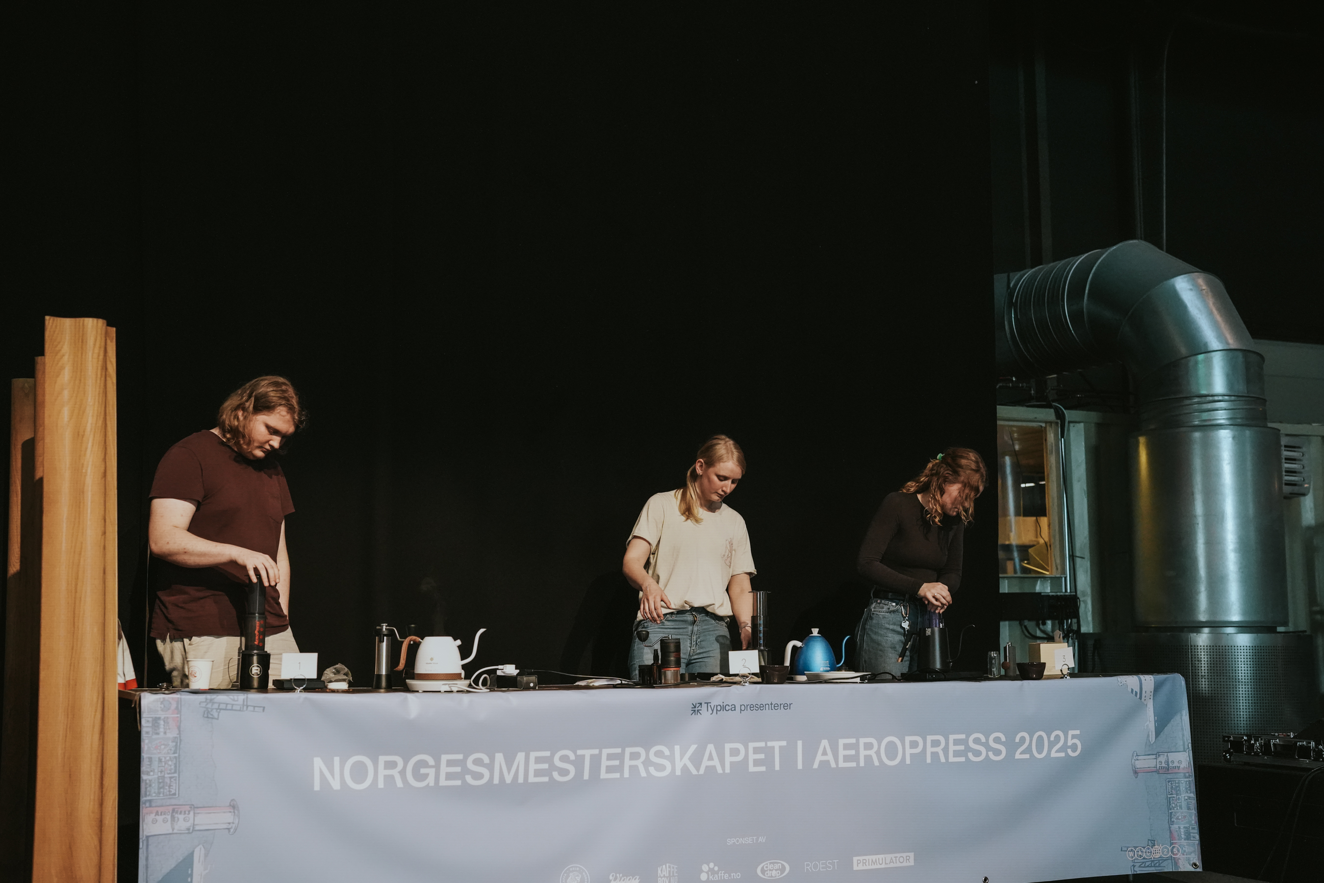 Deltakere som brygger AeroPress på scenen