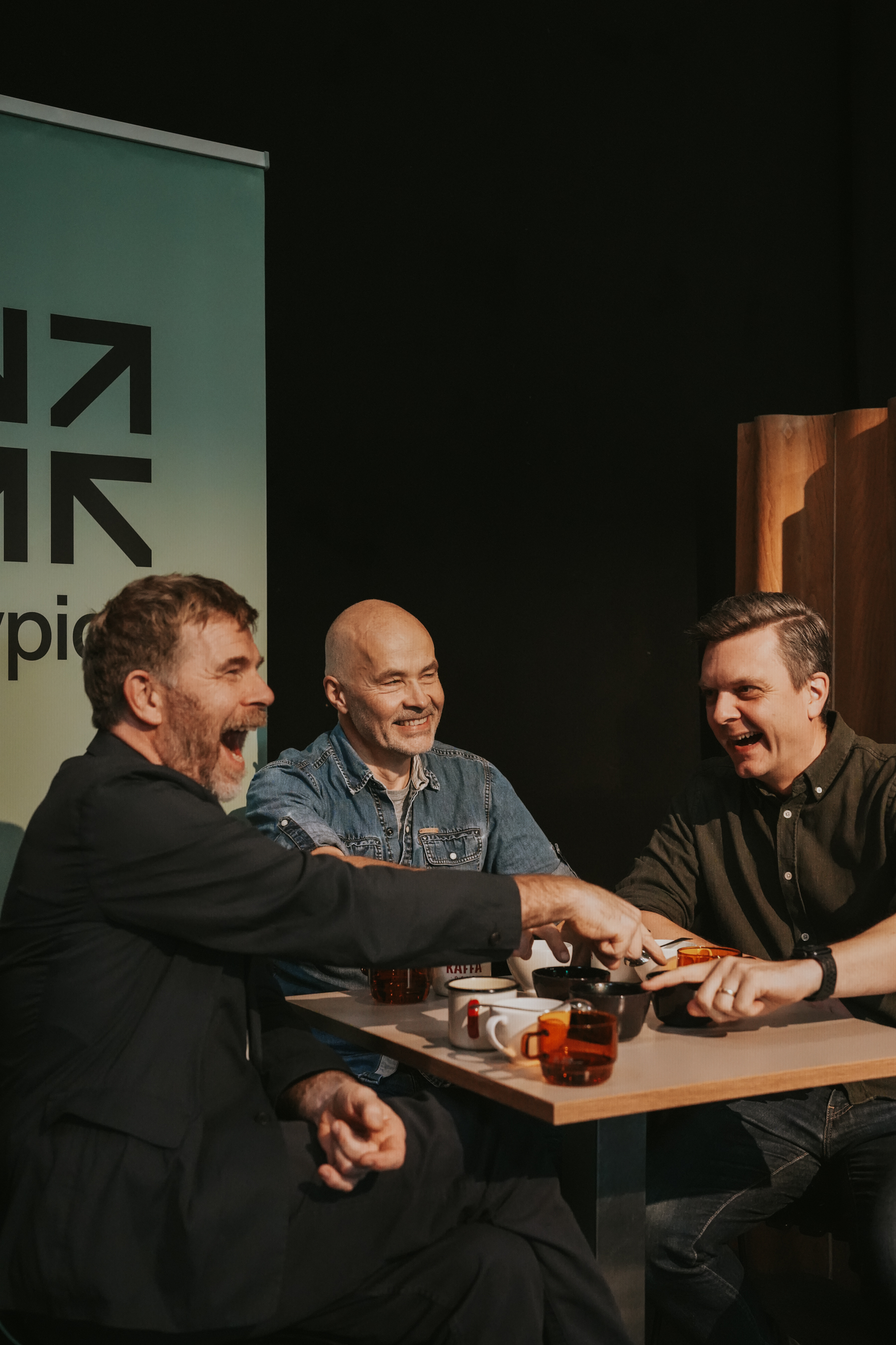 Dommerne Tim Wendelboe, Robert Thoresen og Odd-Steinar Tøllefsen peker ut vinneren