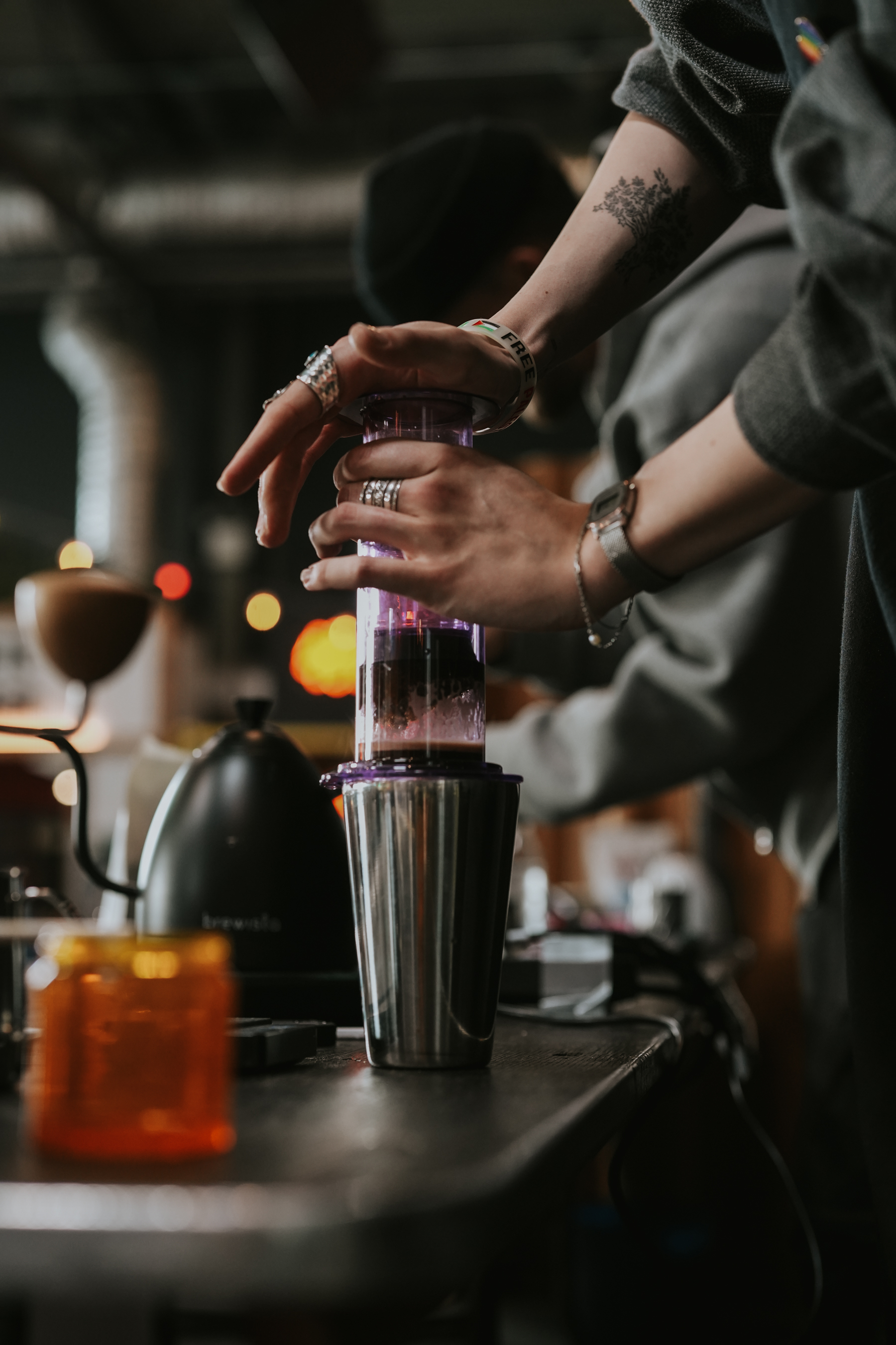 Nærbilde av lilla AeroPress som presses